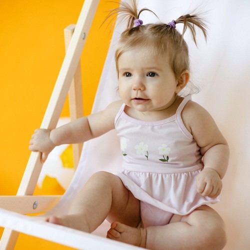 Rosa Body mit Trägern und Blümchen