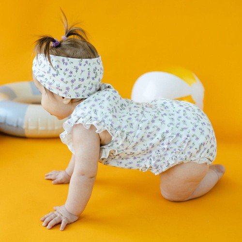 Muslin-Babybody mit Ärmeln in Ecru mit Blumenmuster