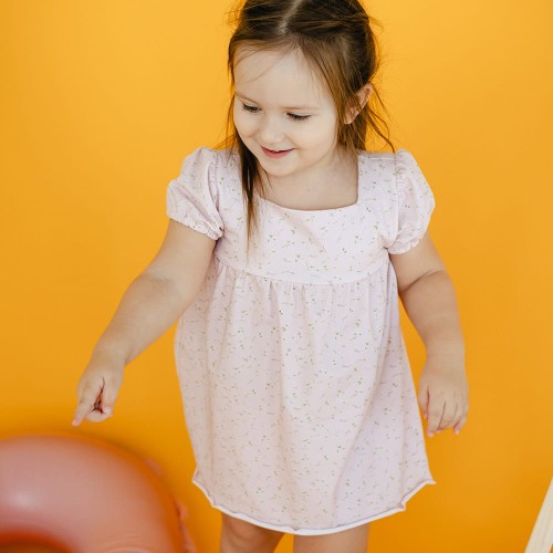 Rosa Kinderkleid mit Blumenmuster