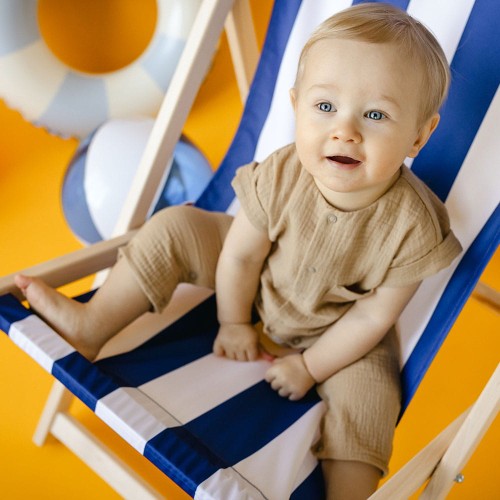 Beigefarbener Musselin-Kurzarmstrampler mit längeren Beinen