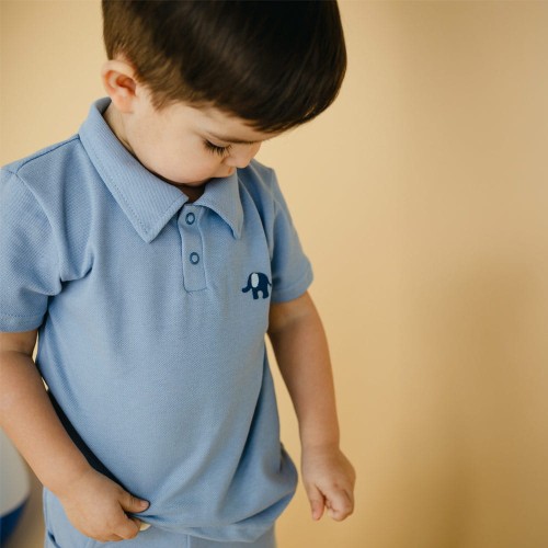 Blaues T-Shirt mit Kragen