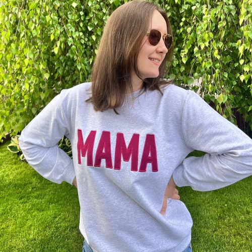 Sweatshirt mit der Aufschrift MAMA, grau mit burgunderroter Stickerei