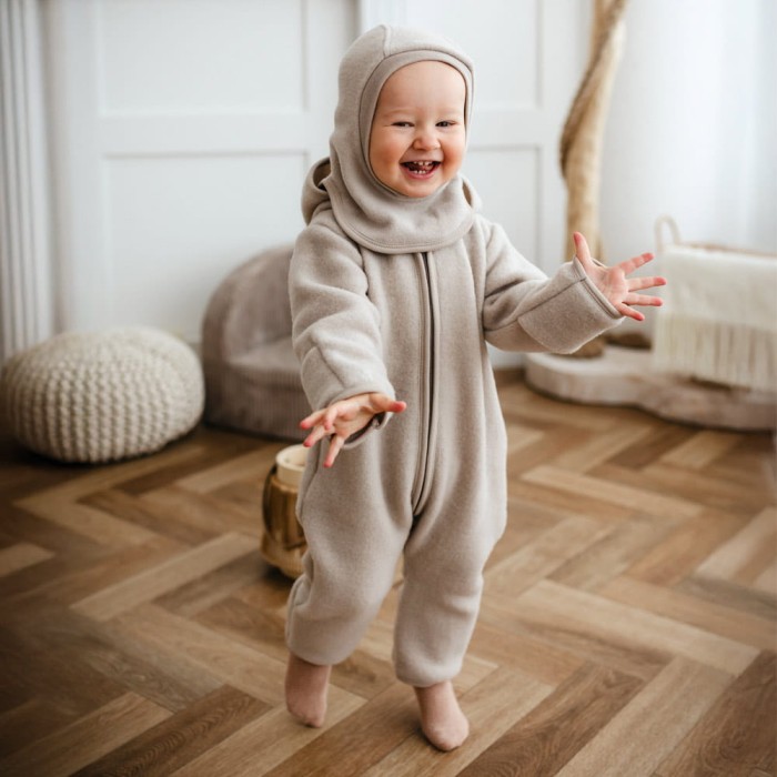 Beigefarbener Overall mit Kapuze aus Merinowolle