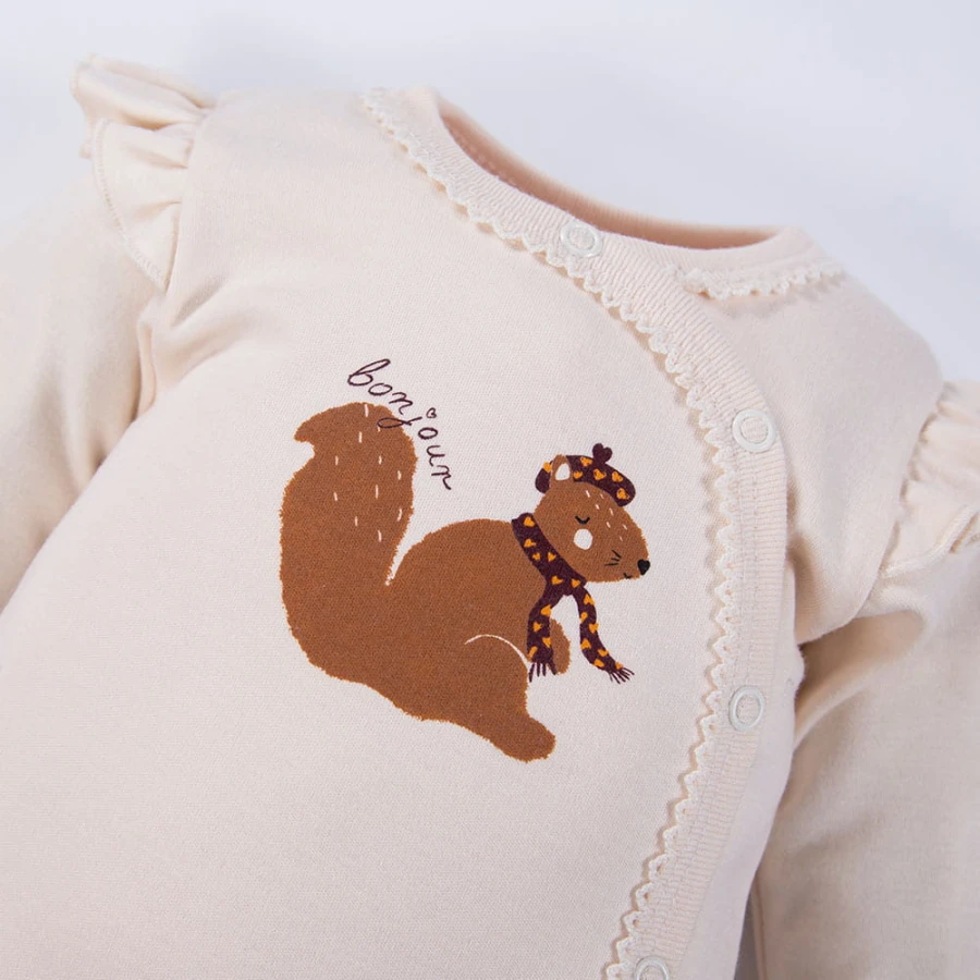 Ecrufarbener Wickelbody für Babys mit Eichhörnchen