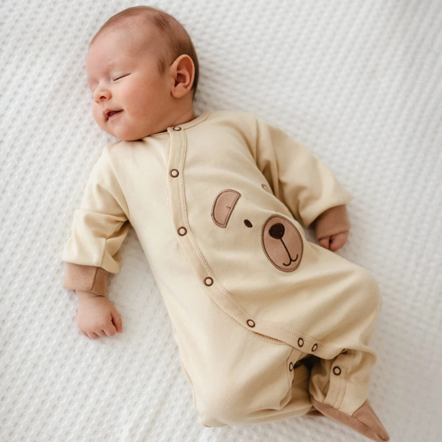 Ecrufarbener Baby-Strampler mit Teddybär-Stickerei