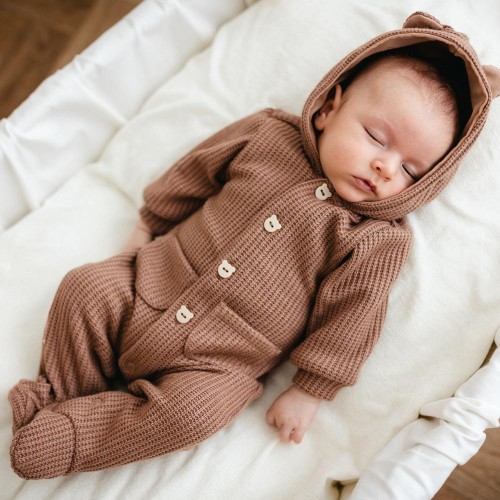 Baby-Strampler mit Kapuze und Strickmuster in Dunkelbeige