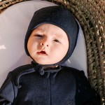 Marineblaue Baby-Mütze mit Bändchen aus Merinowolle