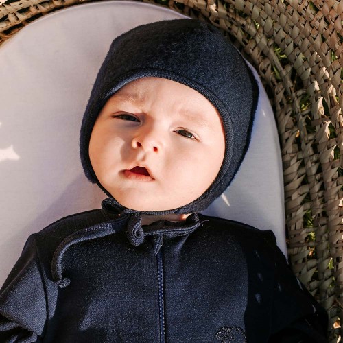 Marineblaue Baby-Mütze mit Bändchen aus Merinowolle