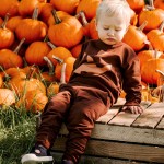 Baby-Trainingsanzug in Schokoladenbraun mit gruseligem Gesicht