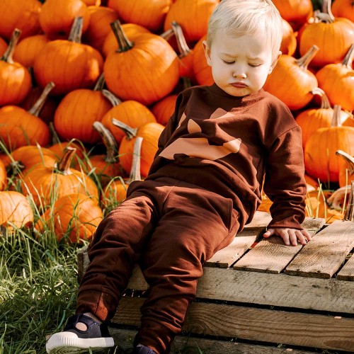 Baby-Trainingsanzug in Schokoladenbraun mit gruseligem Gesicht
