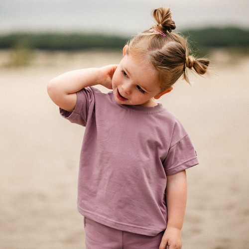 Fliederfarbenes Mädchen-T-Shirt