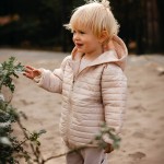 Beigefarbene Kinderjacke mit Steppnähten