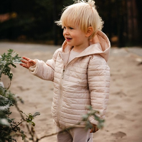 Beigefarbene Kinderjacke mit Steppnähten