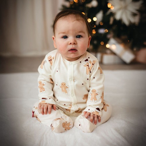 Ecru-Strampler für Kinder mit Weihnachtsmotiv aus Lebkuchen und Sternen