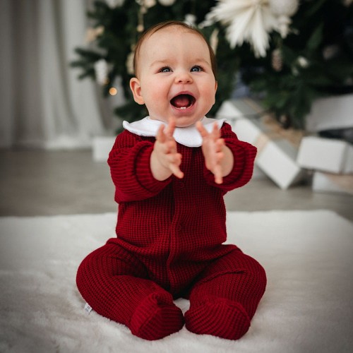 Baby-Strampler mit Pullover und burgunderrotem Kragen