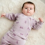 Baby-Jäckchen seitlich geknöpft flieder mit Schleifen aus Velours