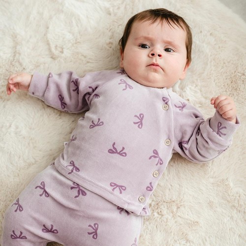 Baby-Jäckchen seitlich geknöpft flieder mit Schleifen aus Velours