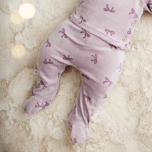 Baby-Strampelhose aus Velours flieder mit Schleifen