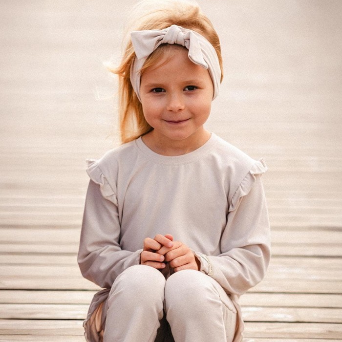 Beige Baumwollbluse mit Rüschen auf den Schultern