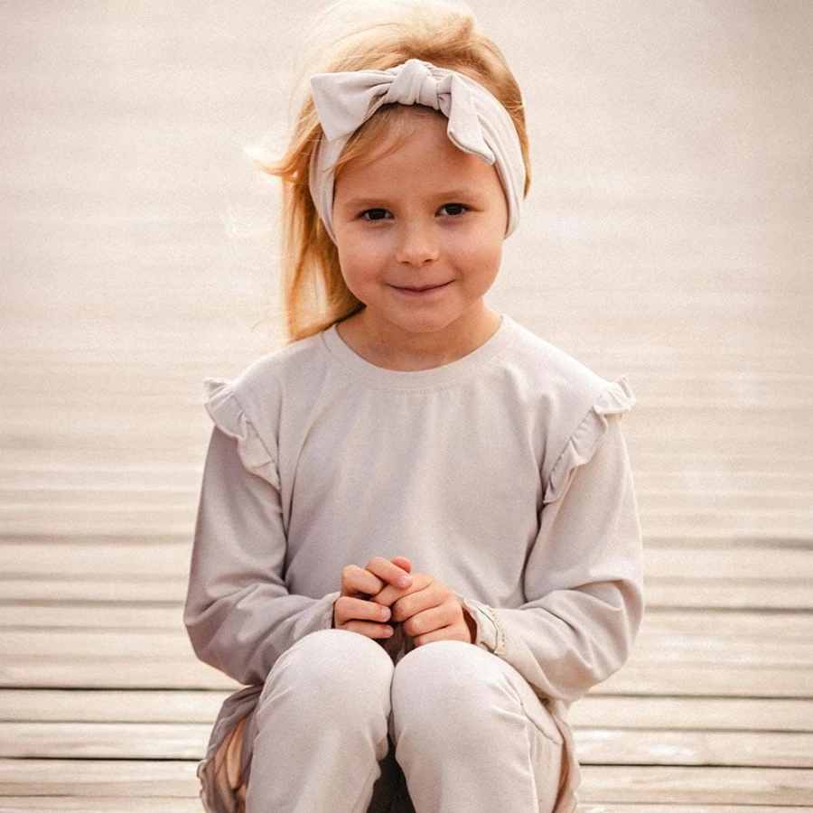 Beige Baumwollbluse mit Rüschen auf den Schultern