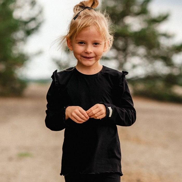 Schwarze Baumwollbluse mit Rüschen auf den Schultern