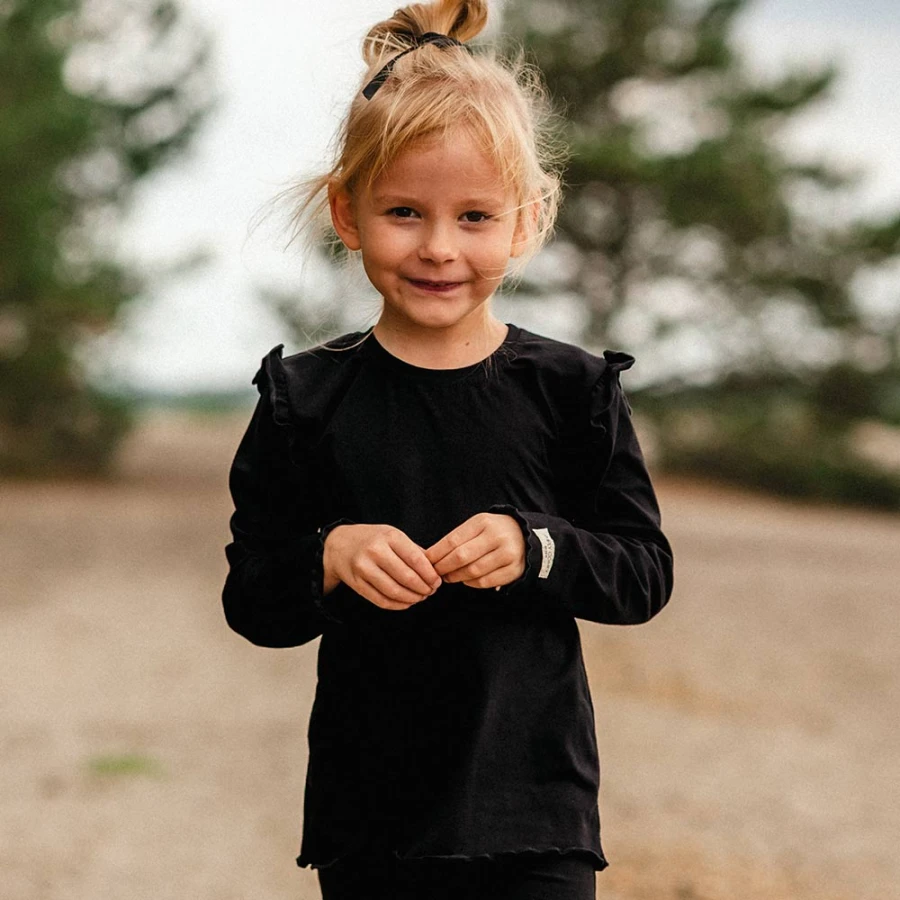 Schwarze Baumwollbluse mit Rüschen auf den Schultern