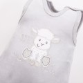 Graues Baby-Set mit Schafstickerei