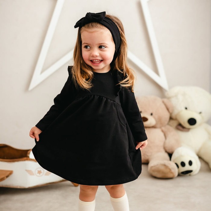 Schwarzes Mädchenkleid mit Rüschen
