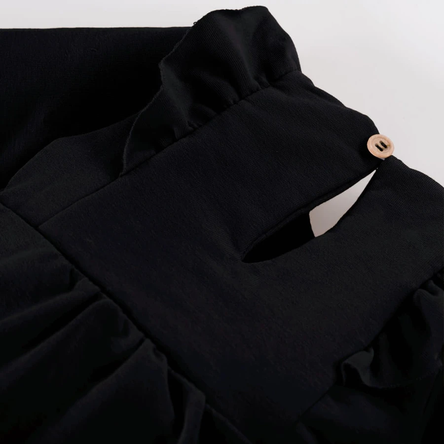 Schwarzes Mädchenkleid mit Rüschen
