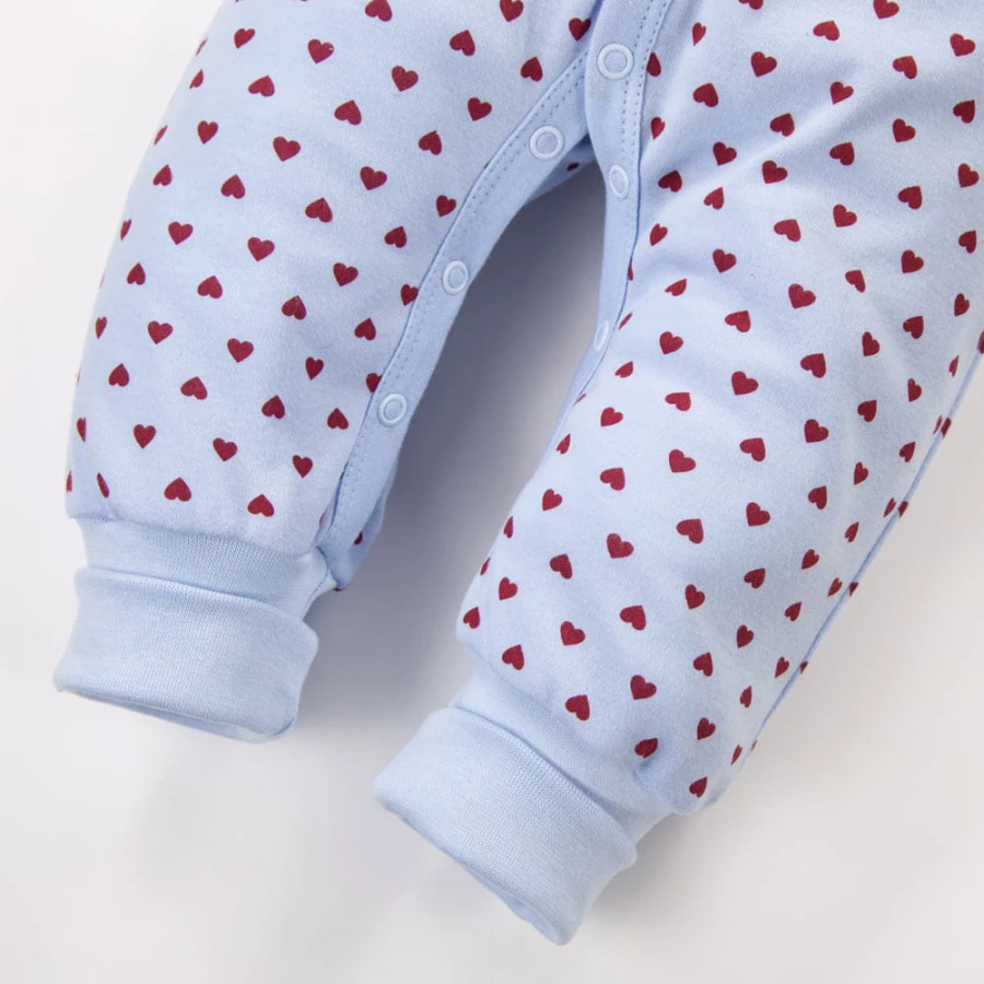 Blauer Baby-Overall ohne Füße mit Herzchen