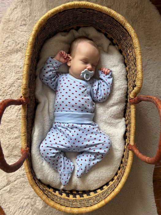 Blauer Wickelbody für Babys mit Herzchen