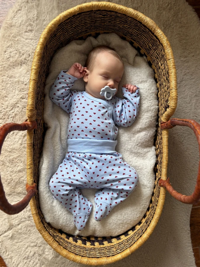 Blauer Wickelbody für Babys mit Herzchen