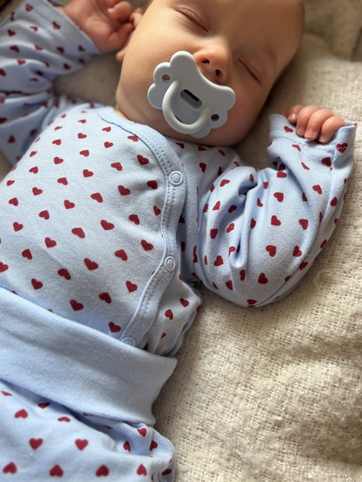Blauer Wickelbody für Babys mit Herzchen