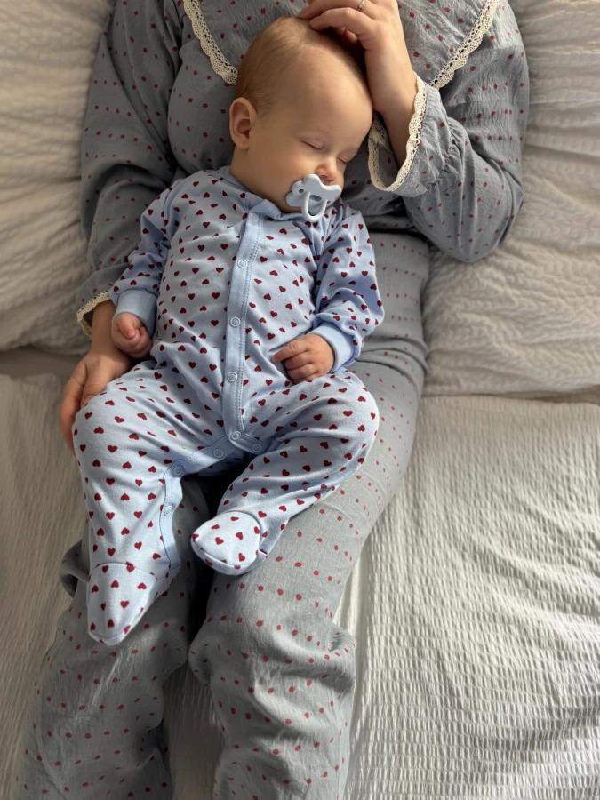 Blauer Baby-Strampler mit Herzchen und umklappbaren Ärmeln