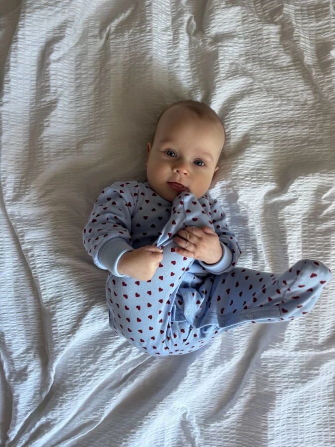 Blauer Baby-Strampler mit Herzchen und umklappbaren Ärmeln