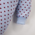 Blauer Baby-Strampler mit Herzchen und umklappbaren Ärmeln
