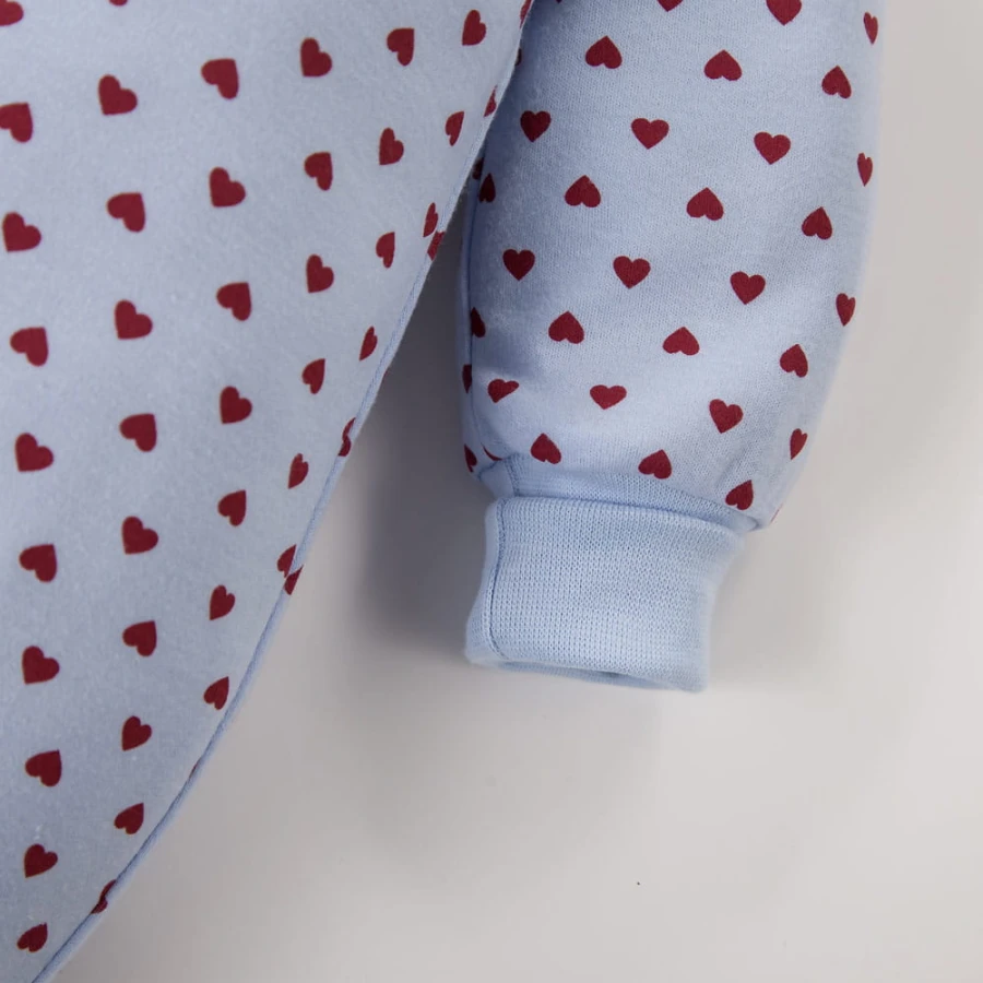 Blauer Baby-Strampler mit Herzchen und umklappbaren Ärmeln