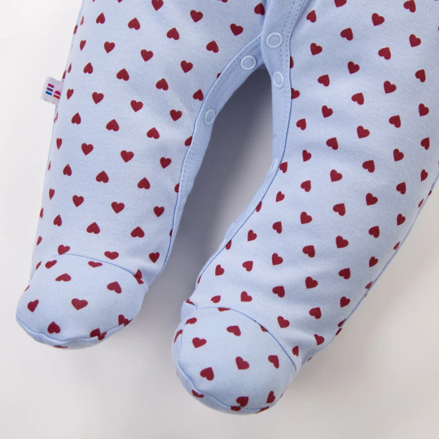 Blauer Baby-Strampler mit Herzchen und umklappbaren Ärmeln