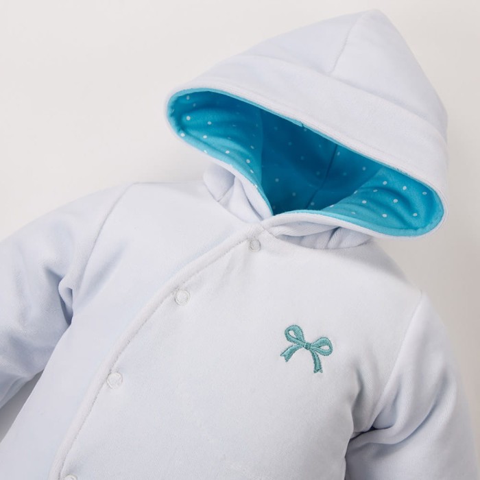 Baby-Overall aus Velours in Weiß mit blauen Elementen