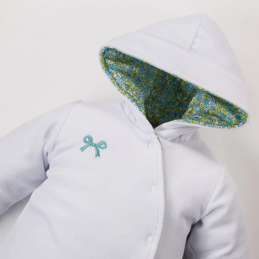 Baby-Overall aus Velours in Weiß mit grünen und blauen Blümchen