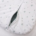 Weißer Baby-Schlafsack mit Blättermotiv
