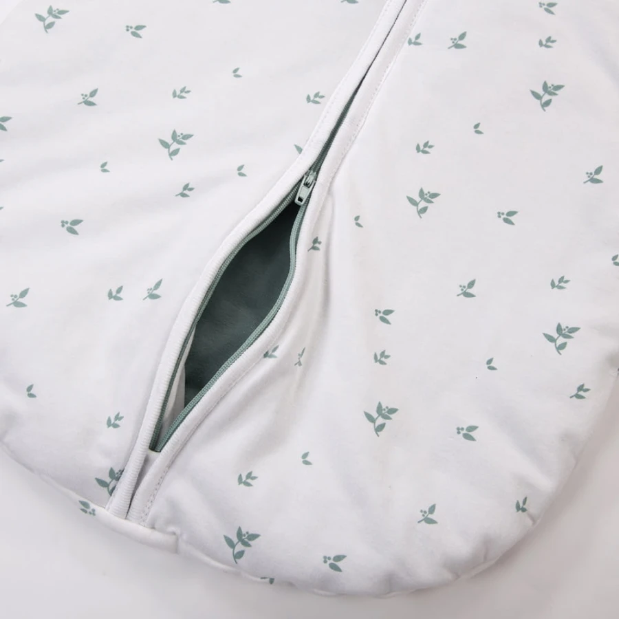 Weißer Baby-Schlafsack mit Blättermotiv