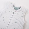 Weißer Baby-Schlafsack mit Blättermotiv