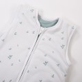 Weißer Baby-Schlafsack mit Blättermotiv