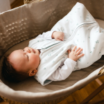 Weißer Baby-Schlafsack mit Blättermotiv