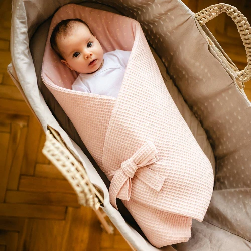 Rosa Baby-Nest mit Blumen 75x75