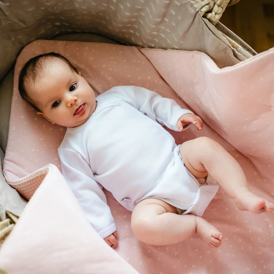 Rosa Baby-Nest mit Blumen 75x75