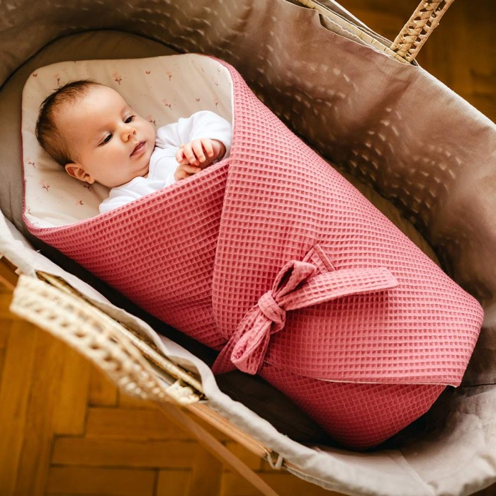 Himbeerfarbenes Baby-Nest mit Blumen 75x75