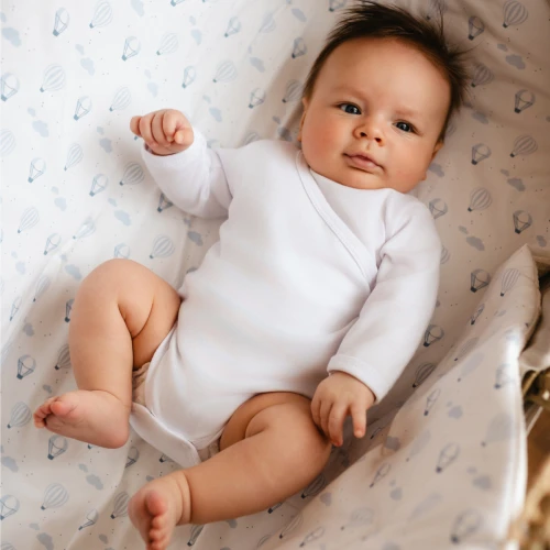 Kinderbody mit Wickelausschnitt und langen Ärmeln, weiß