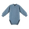 2er-Pack Bodys in Blau und mit Wolkenmuster